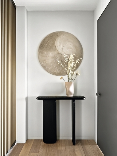 Минимализм с классическими деталями: квартира для молодой семьи