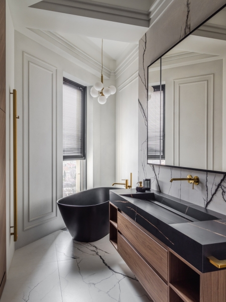 Интерьер для холостяка в стиле контрастной неоклассики: квартира в Краснодаре