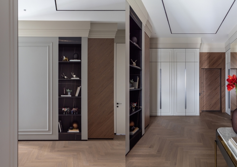 Интерьер для холостяка в стиле контрастной неоклассики: квартира в Краснодаре