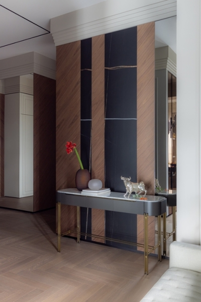 Интерьер для холостяка в стиле контрастной неоклассики: квартира в Краснодаре