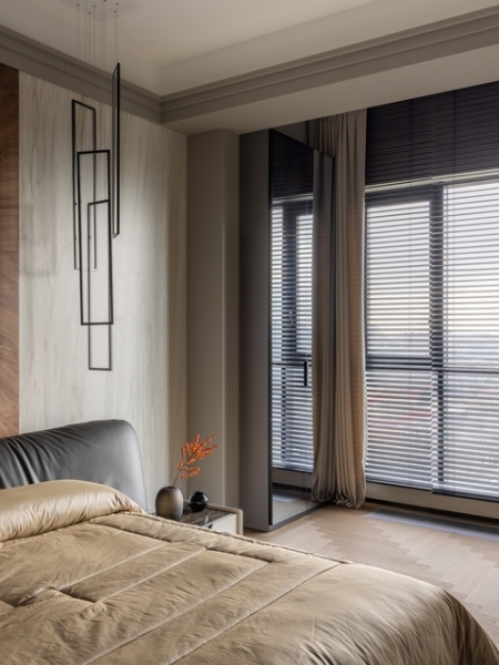 Интерьер для холостяка в стиле контрастной неоклассики: квартира в Краснодаре