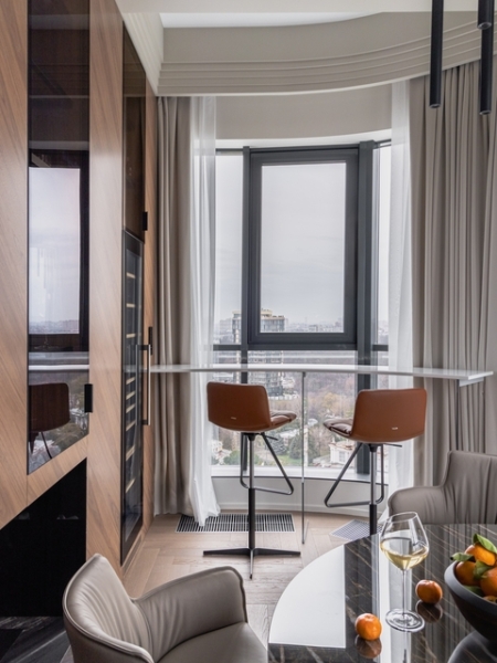 Интерьер для холостяка в стиле контрастной неоклассики: квартира в Краснодаре