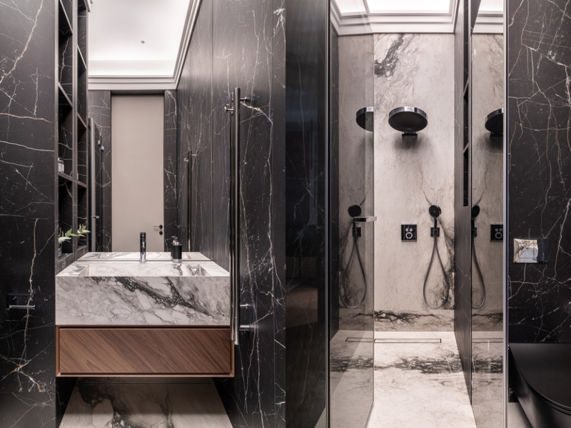 Интерьер для холостяка в стиле контрастной неоклассики: квартира в Краснодаре