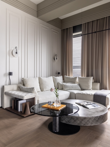 Интерьер для холостяка в стиле контрастной неоклассики: квартира в Краснодаре