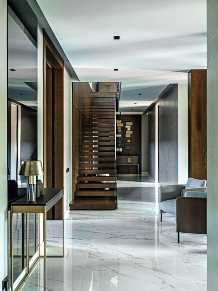 Интерьер вне времени: просторный дом для семьи с тремя детьми