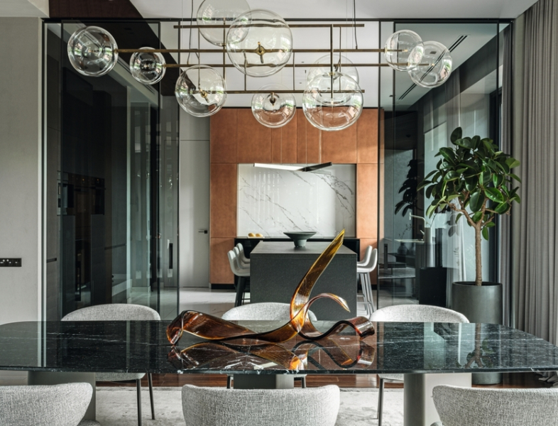 Интерьер вне времени: просторный дом для семьи с тремя детьми