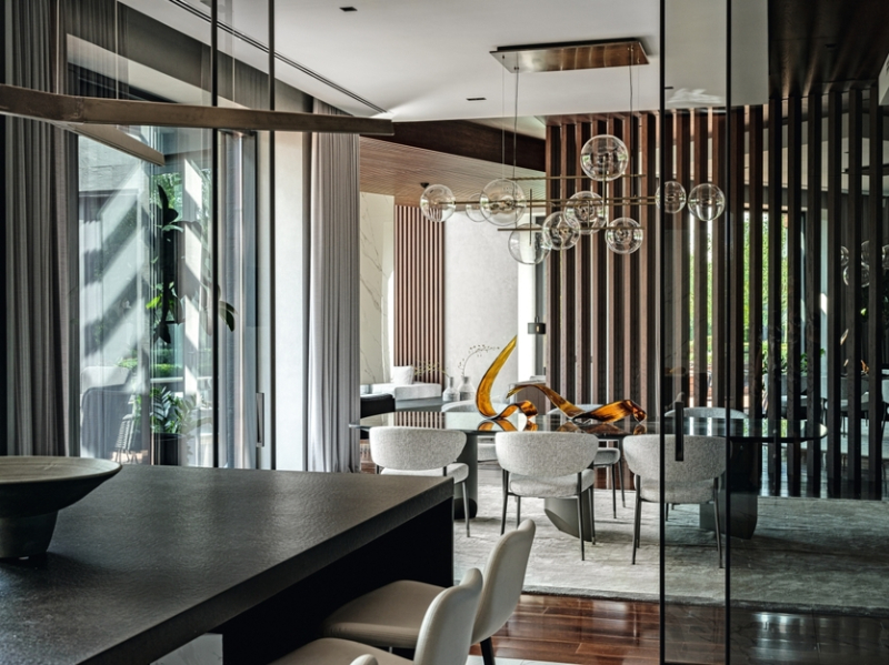 Интерьер вне времени: просторный дом для семьи с тремя детьми