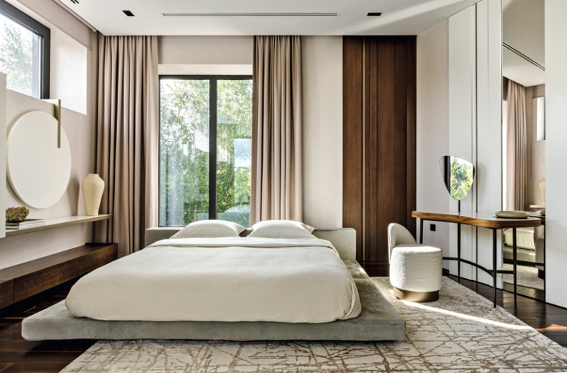 Интерьер вне времени: просторный дом для семьи с тремя детьми