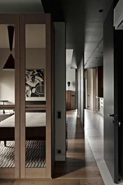 Ничего «слишком»: респектабельный современный интерьер для взрослой семейной пары