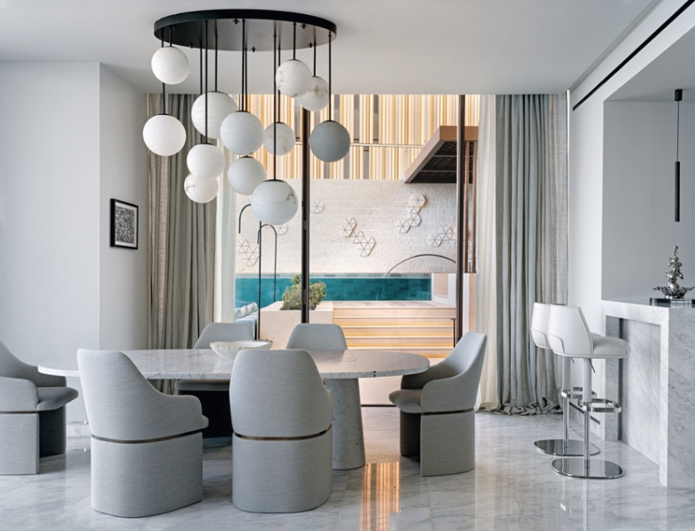 Европейский минимализм в Дубае: интерьер для семейного отдыха