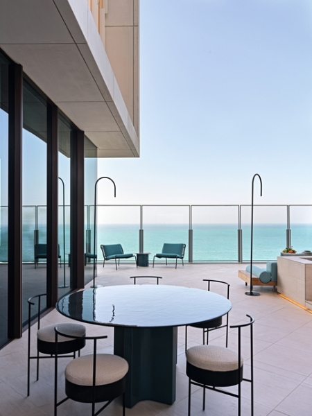 Европейский минимализм в Дубае: интерьер для семейного отдыха