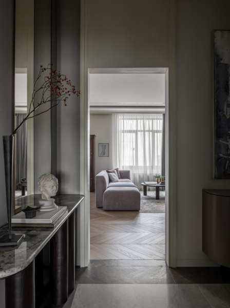 Современная классика с яркой харизмой: реновация квартиры для семьи из пяти человек