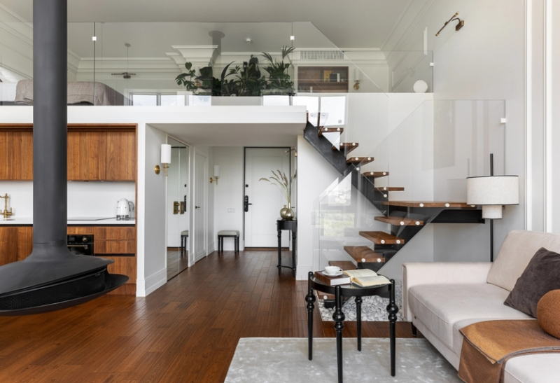 Из одноуровневого — в двухуровневый: уютный и функциональный интерьер пентхауса с азиатскими мотивами