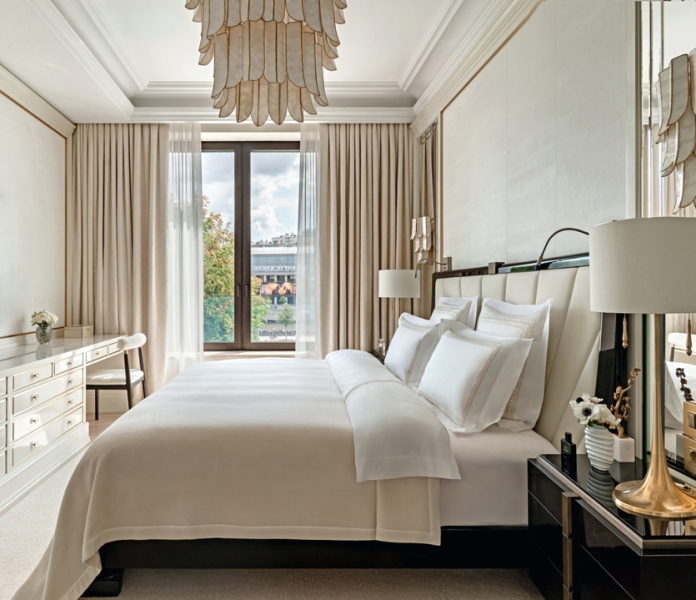 Антиквариат и авторская мебель: респектабельная квартира в центре Москвы