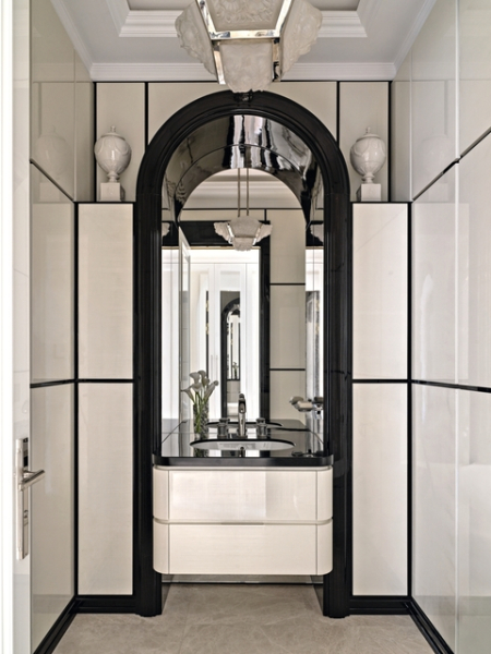 Антиквариат и авторская мебель: респектабельная квартира в центре Москвы