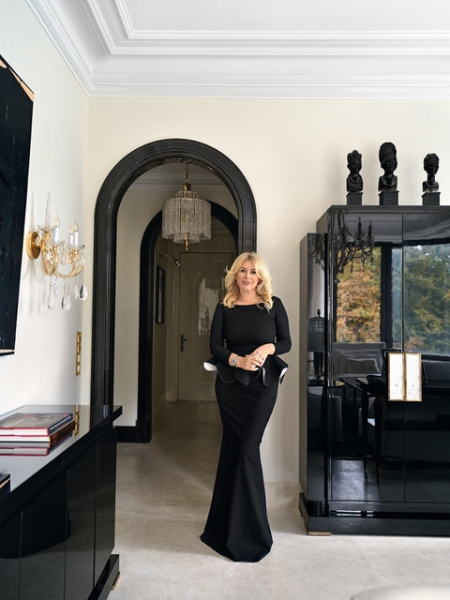 Антиквариат и авторская мебель: респектабельная квартира в центре Москвы