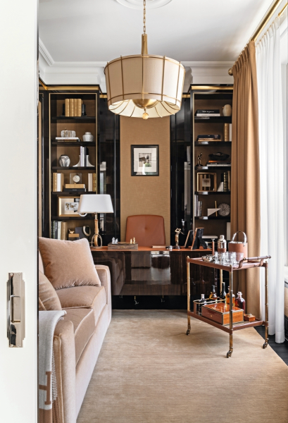 Антиквариат и авторская мебель: респектабельная квартира в центре Москвы