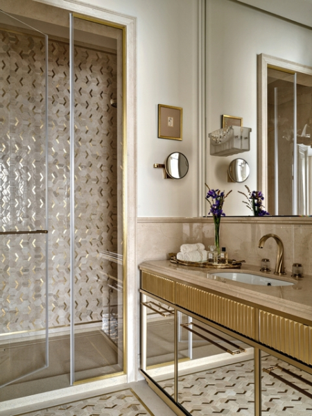 Антиквариат и авторская мебель: респектабельная квартира в центре Москвы