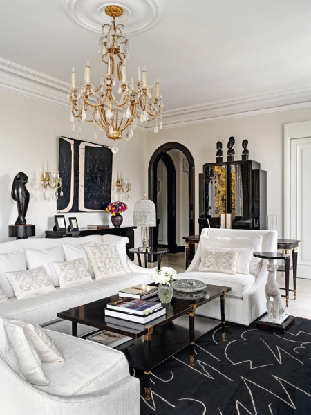 Антиквариат и авторская мебель: респектабельная квартира в центре Москвы