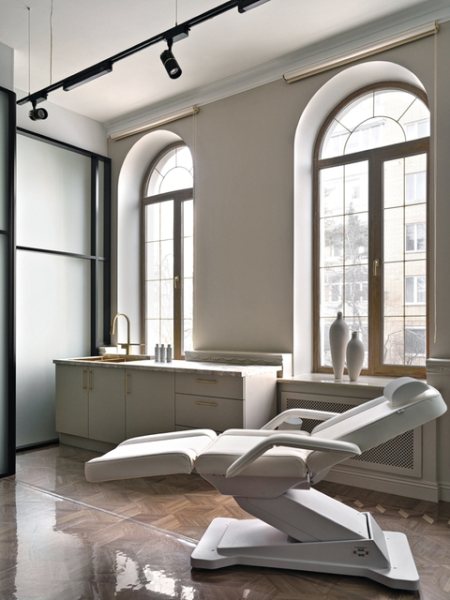 Интерьер клиники эстетической медицины: роскошное пространство на стыке истории и высоких технологий
