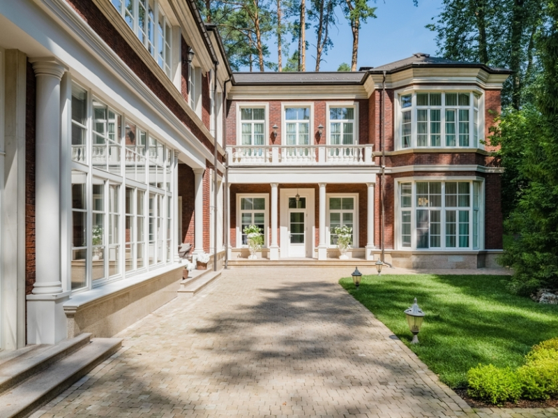 Тихая роскошь: преображение семейного особняка в окружении хвойного леса