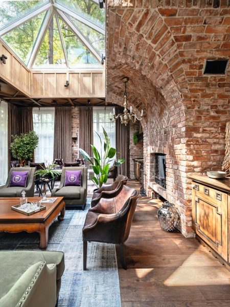 Тихая роскошь: преображение семейного особняка в окружении хвойного леса