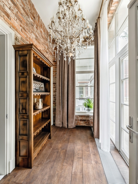 Тихая роскошь: преображение семейного особняка в окружении хвойного леса