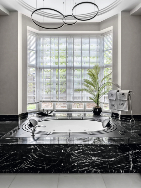 Тихая роскошь: преображение семейного особняка в окружении хвойного леса