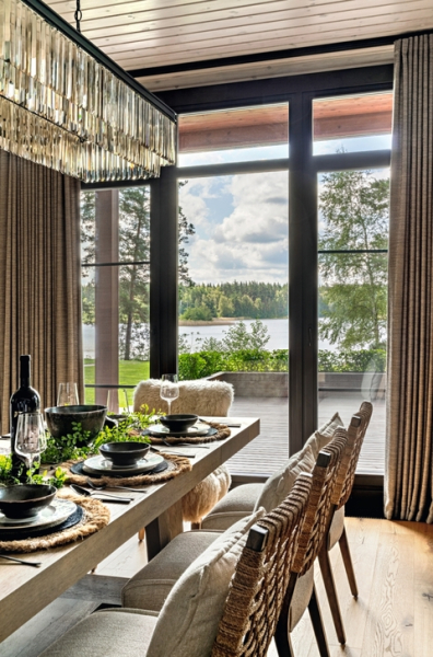 Современное шале: большой дом у озера для семьи