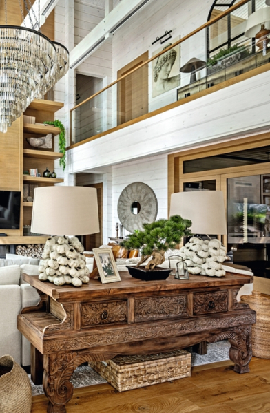 Современное шале: большой дом у озера для семьи