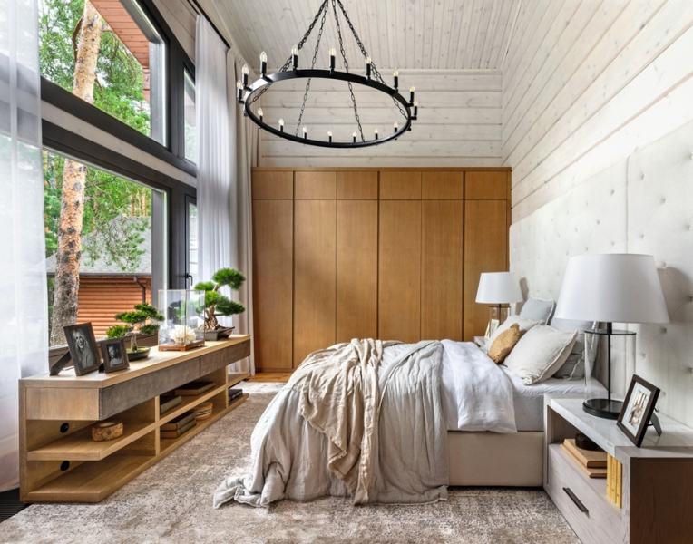 Современное шале: большой дом у озера для семьи