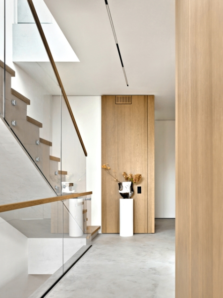 Уютный таунхаус в светлых тонах с природными акцентами