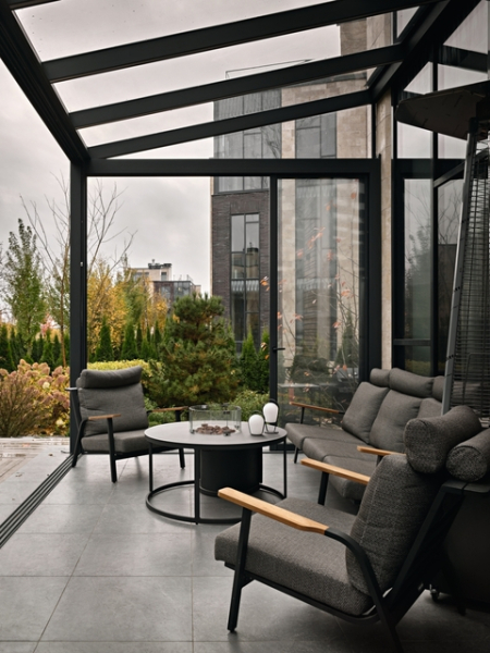 Уютный таунхаус в светлых тонах с природными акцентами