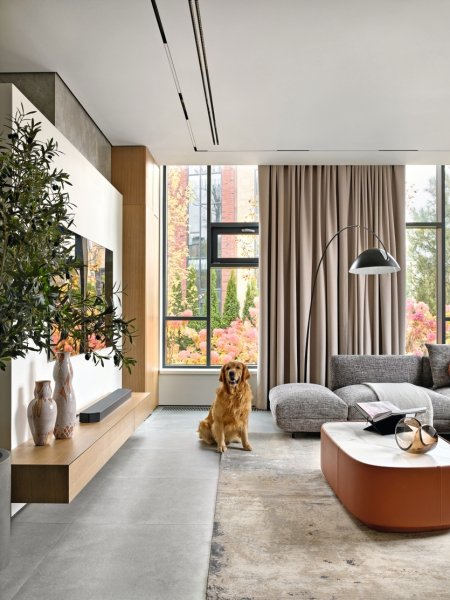 Уютный таунхаус в светлых тонах с природными акцентами