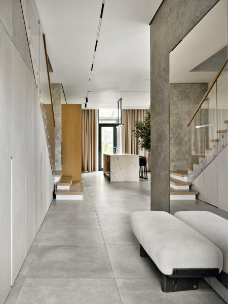 Уютный таунхаус в светлых тонах с природными акцентами