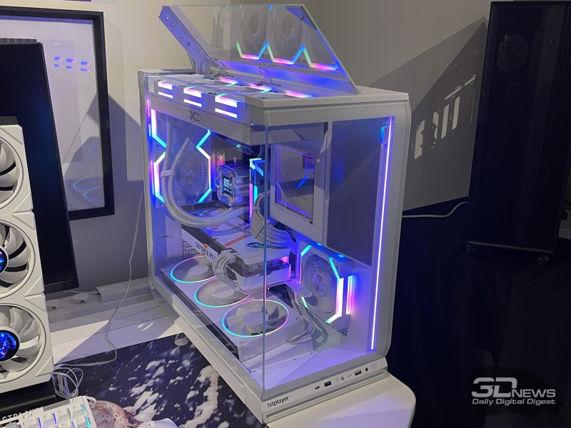 Репортаж со стенда 1stPlayer на Computex 2026: панорамные корпуса, СЖО и кулеры с экранами и компактные, но мощные блоки питания