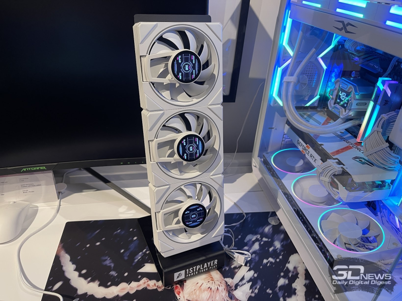 Репортаж со стенда 1stPlayer на Computex 2026: панорамные корпуса, СЖО и кулеры с экранами и компактные, но мощные блоки питания