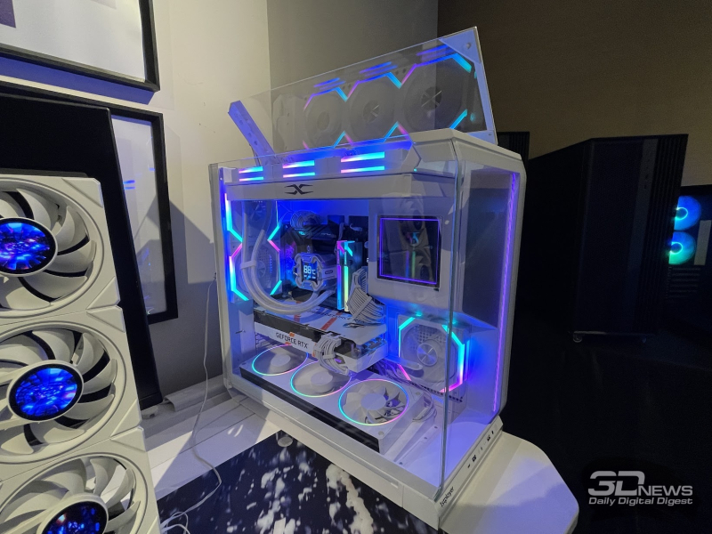 Репортаж со стенда 1stPlayer на Computex 2026: панорамные корпуса, СЖО и кулеры с экранами и компактные, но мощные блоки питания