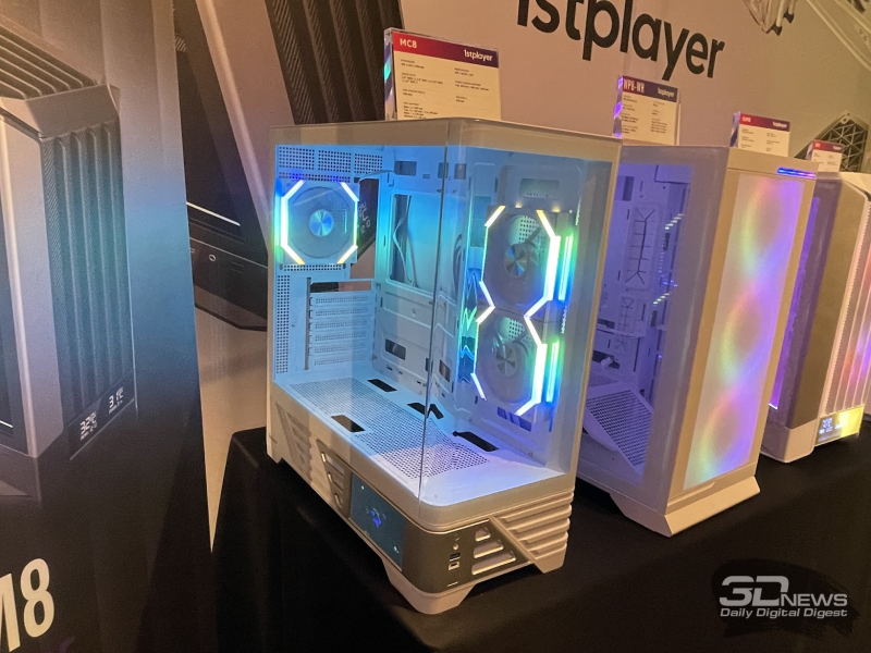 Репортаж со стенда 1stPlayer на Computex 2026: панорамные корпуса, СЖО и кулеры с экранами и компактные, но мощные блоки питания