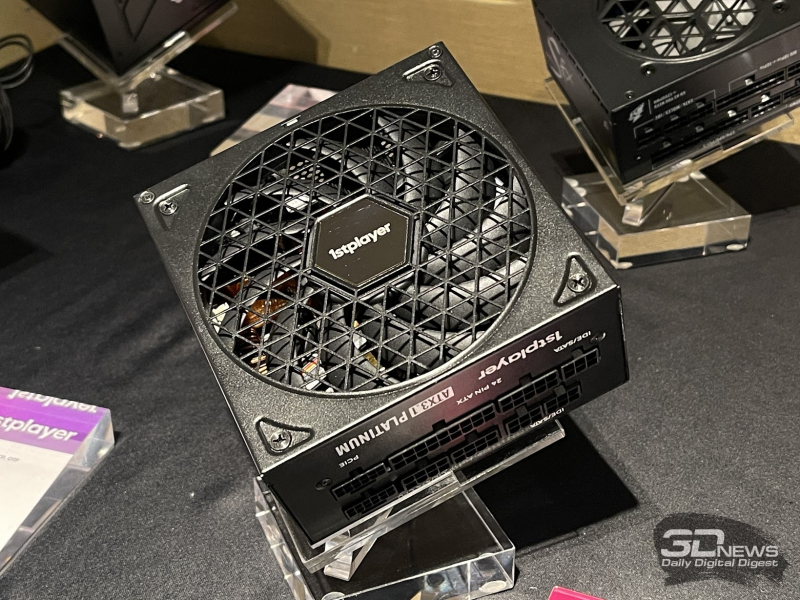 Репортаж со стенда 1stPlayer на Computex 2026: панорамные корпуса, СЖО и кулеры с экранами и компактные, но мощные блоки питания