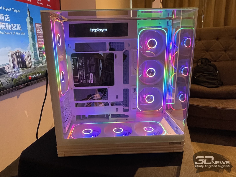 Репортаж со стенда 1stPlayer на Computex 2026: панорамные корпуса, СЖО и кулеры с экранами и компактные, но мощные блоки питания