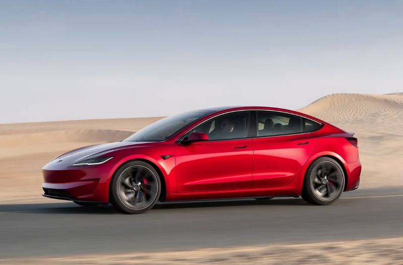 Tesla обвинила водителя в недавнем громком ДТП с наездом на жилое здание, хотя автопилот была активен