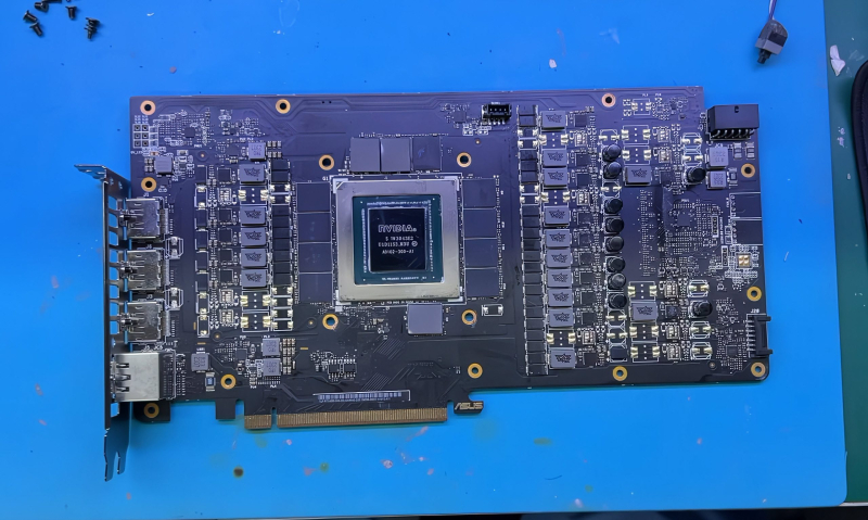 В китайских подделках GeForce RTX 4090 начали использовать пластиковые GPU