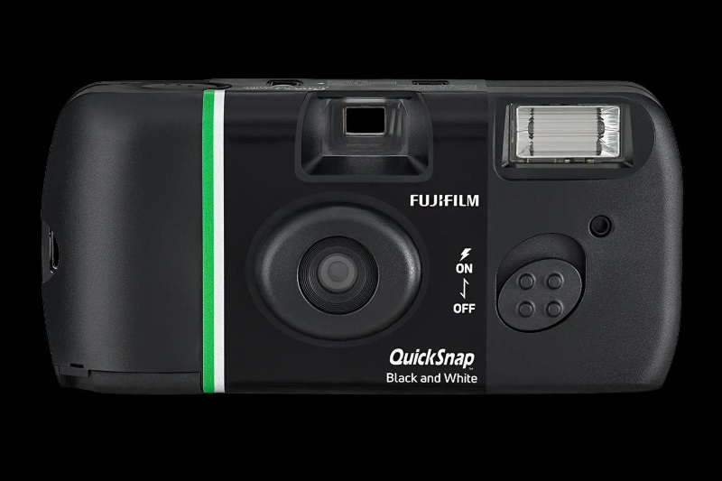 Fujifilm выпустила одноразовые плёночные камеры QuickSnap — они позволят снять 27 монохромных или цветных кадров