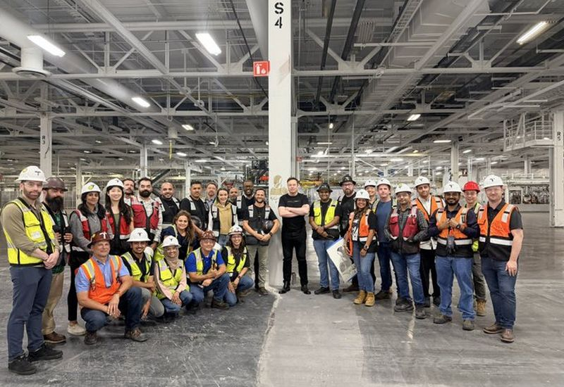 Илон Маск признался, что объёмы выпуска роботов Tesla Optimus на первых порах будут скромными