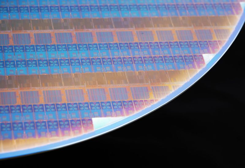 Intel задумалась о подводе питания с обеих сторон кристалла для техпроцесса Intel 14A2