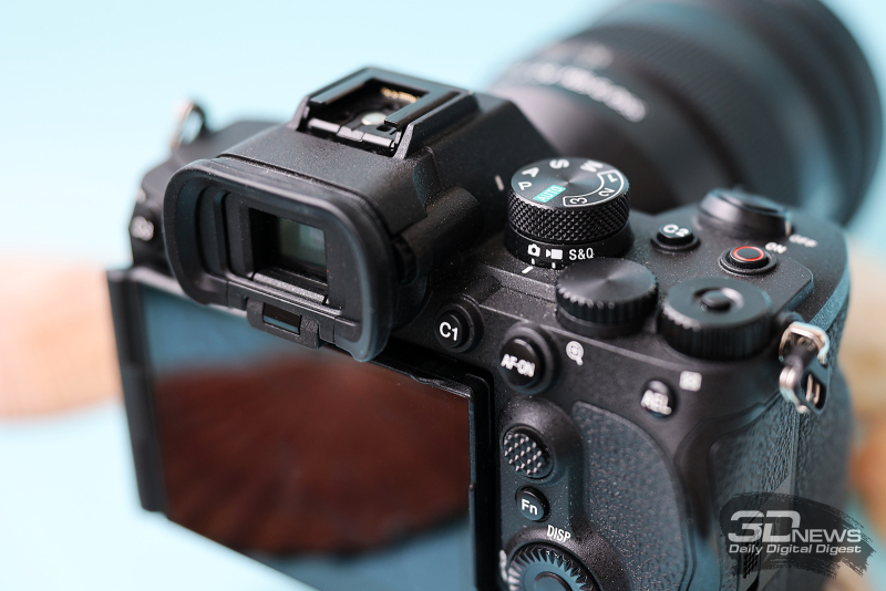 Обзор беззеркальной камеры Sony Alpha 7 V: эволюция с человеческим лицом