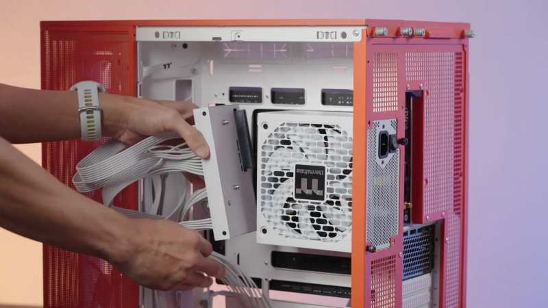 Thermaltake представила блок питания, при замене которого не придётся отключать кабели