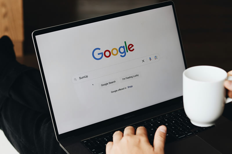 Google начала убирать кнопку «Поиск в Google» с главной страницы — её заменяет ИИ, но пока только в рамках теста