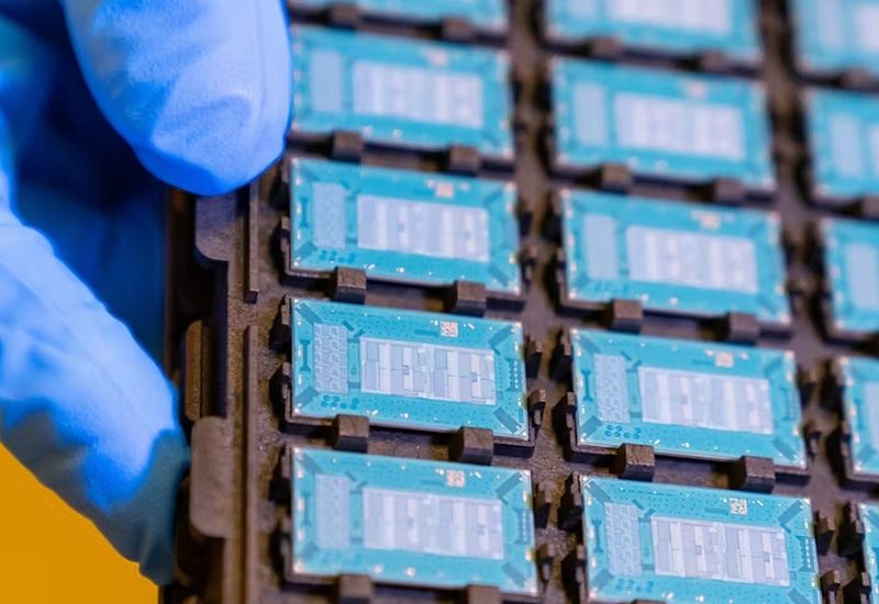 Intel неожиданно привлекла до млрд — аналитики увидели признаки успеха её контрактного бизнеса